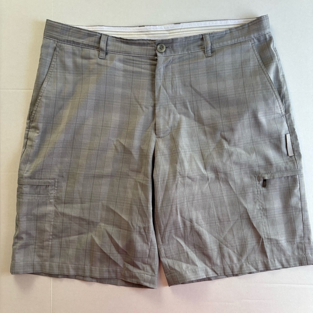 Greg Norman Mens Size 38 Grey Plaid Chino Golf Shorts. Poly/spandex.
